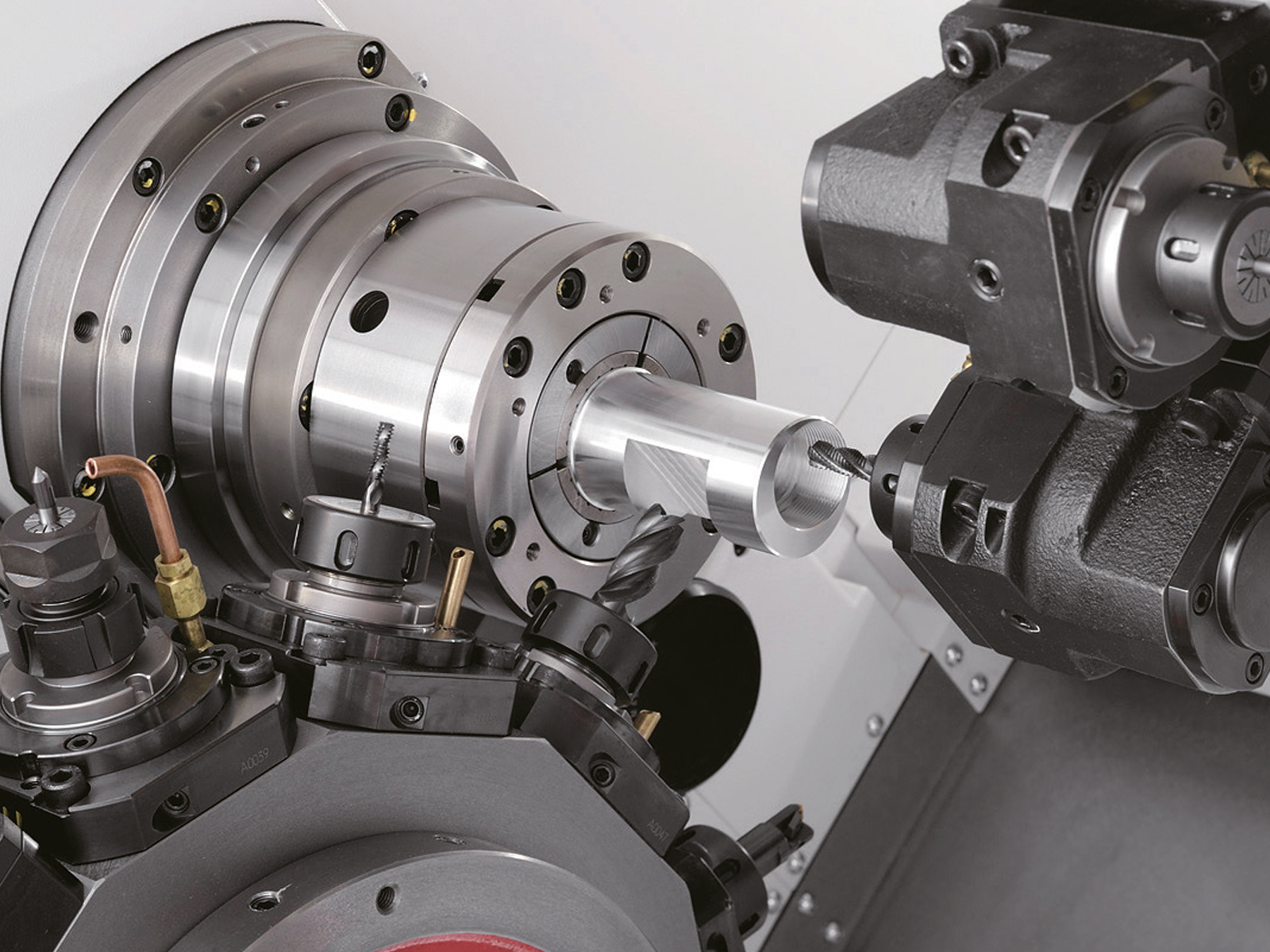 Simultaneous complex machining with two turrets