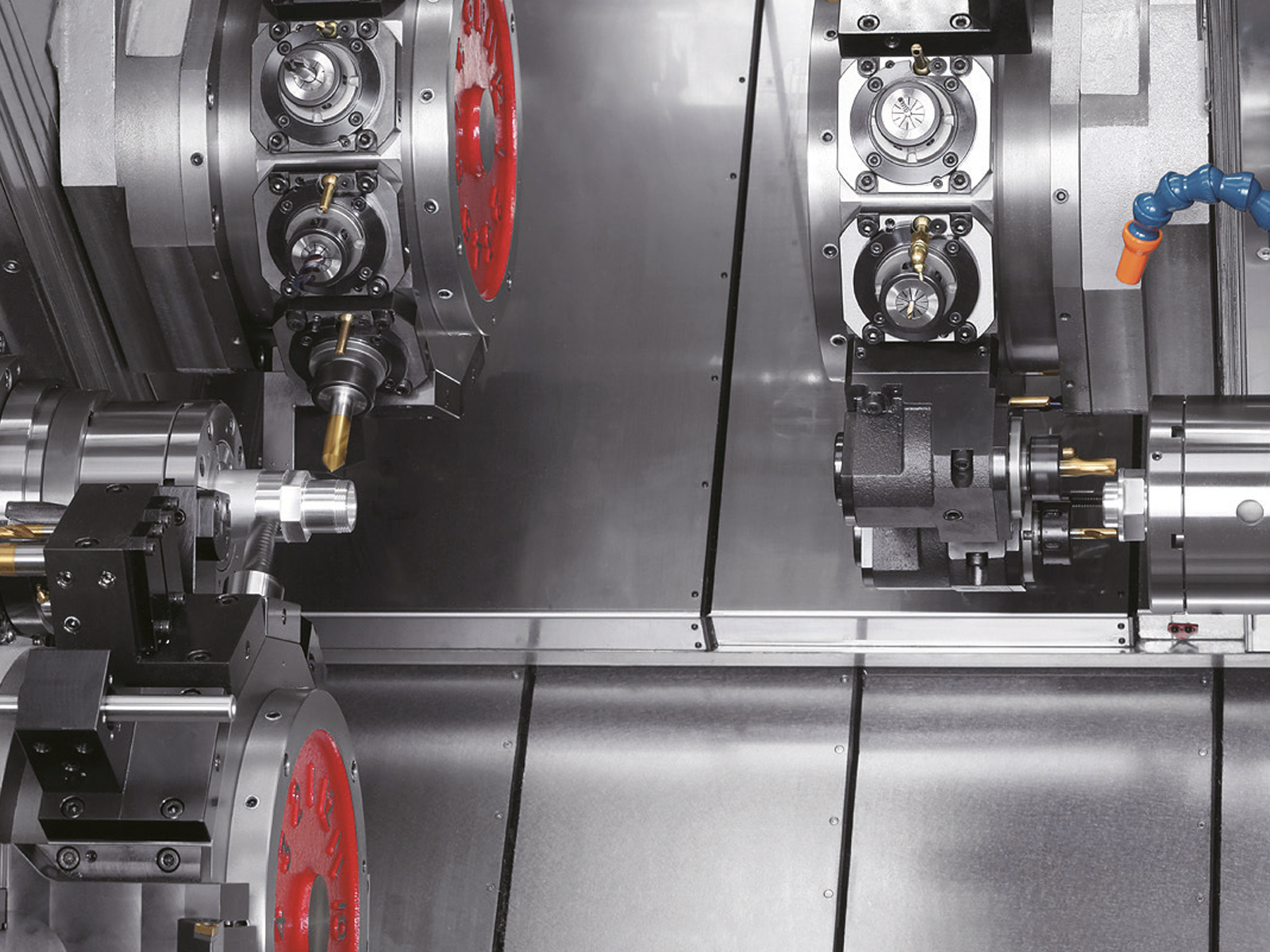 Simultaneous complex machining with three turrets