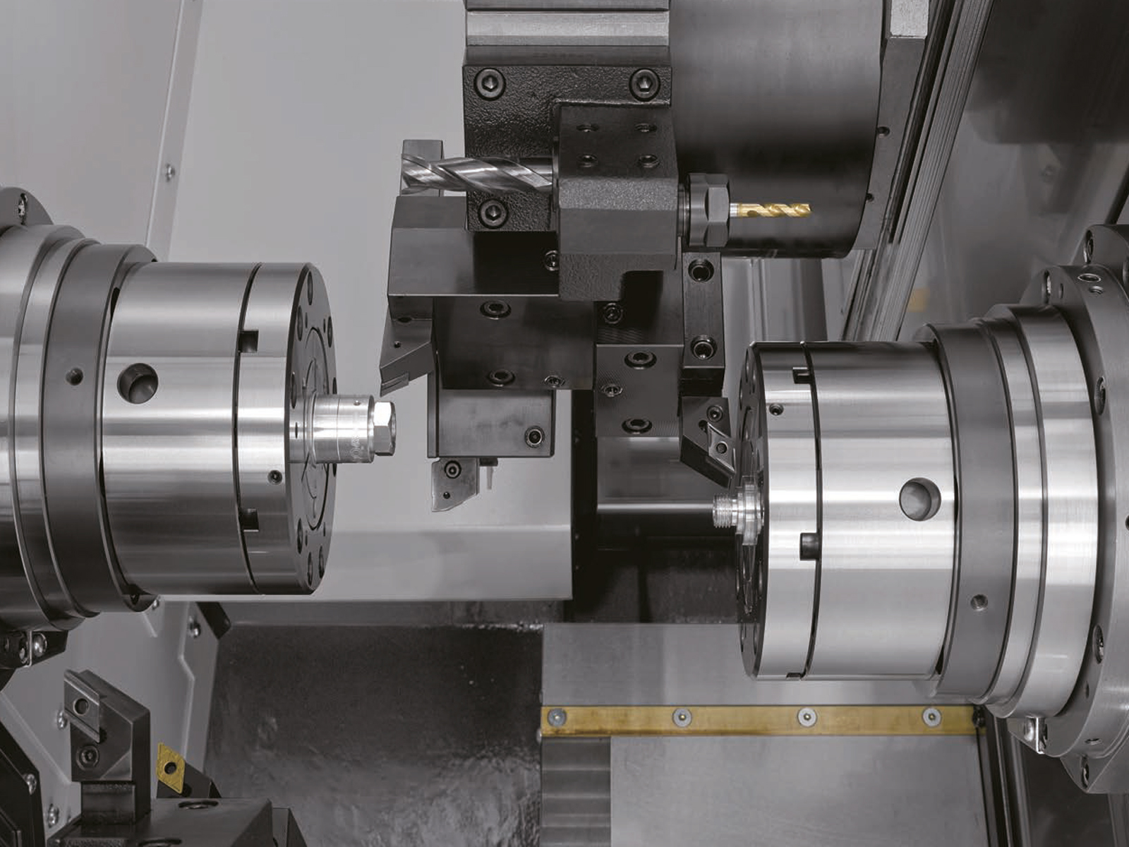 Examples of simultaneous machining with two tools