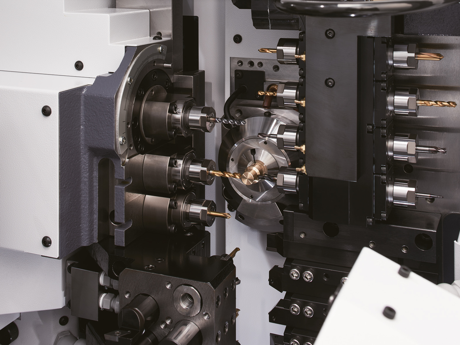 Simultaneous machining with two tools on the front face