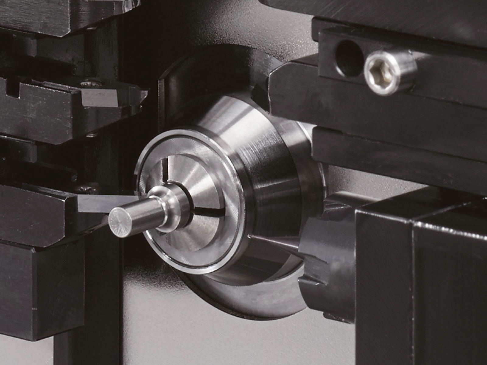 Open/close type guide bushing device / rotary guide bushing device